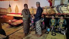 Pagelaran Wayang Kulit Dalam Rangka Sedekah Labuh